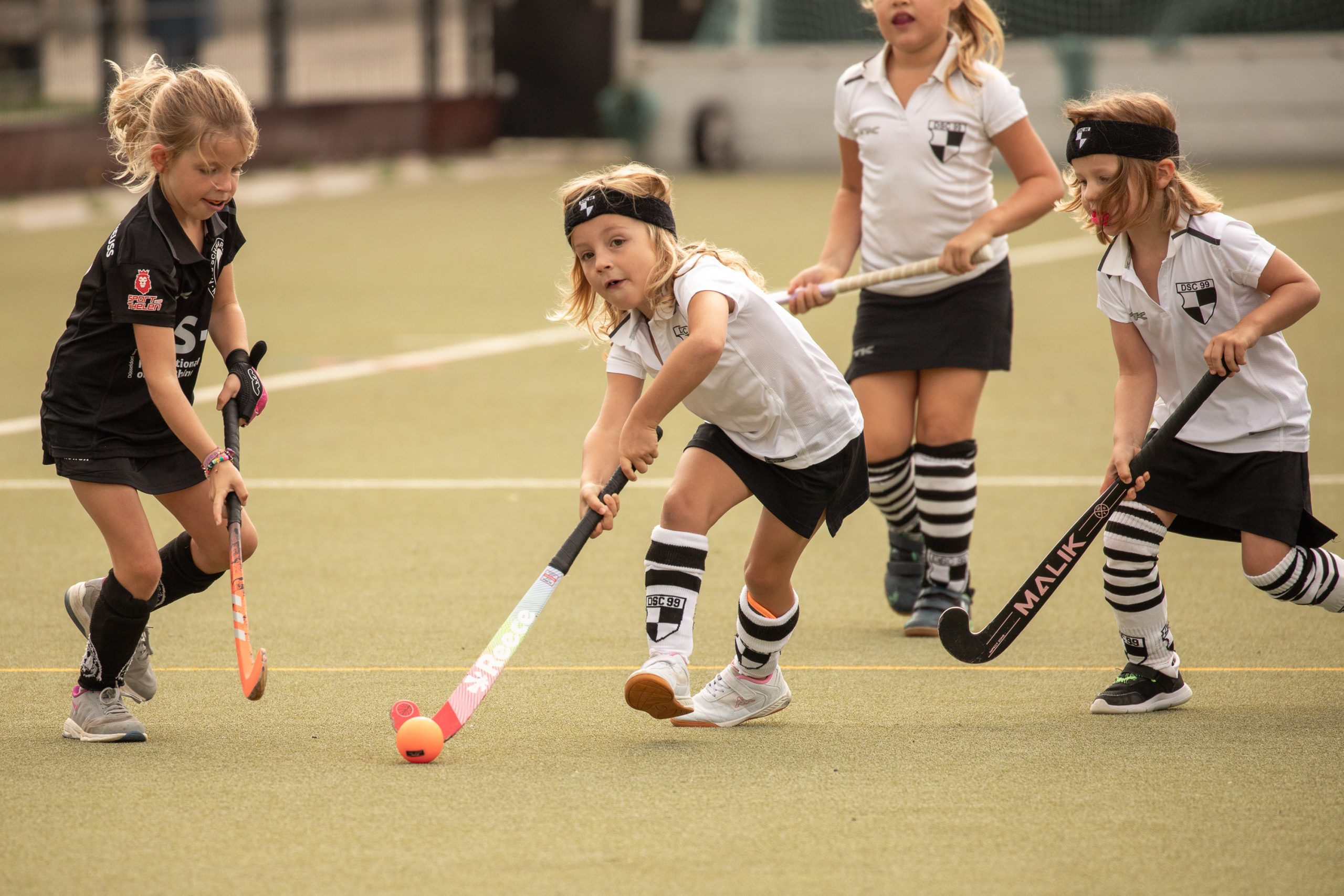 hockeyspielende Kinder