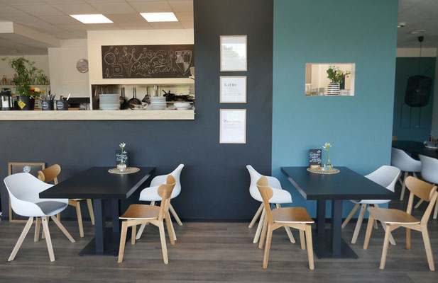 Innenraum der DSC-Gastronomie. Blick auf Tische, Stühle und Küche.